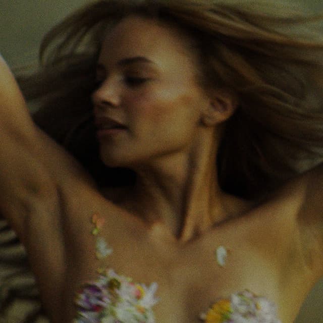 Leslie Grace