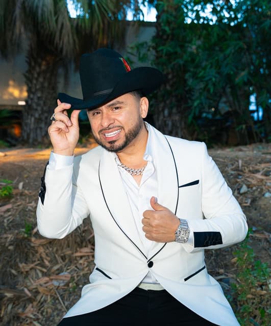 Larry Hernández