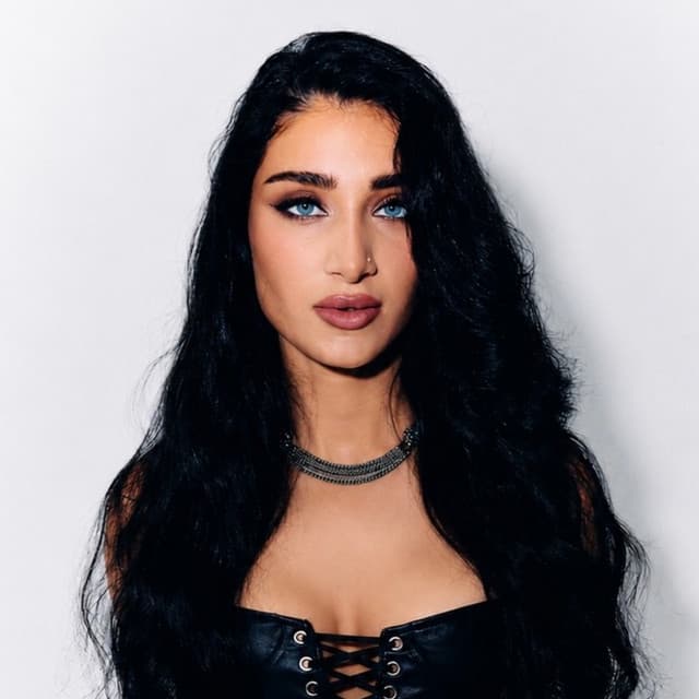 Halle Abadi